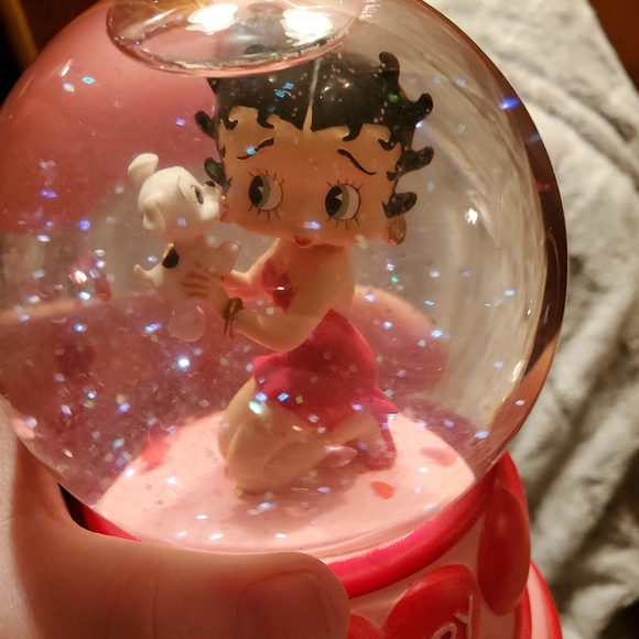 Music Box Co. Betty Boop Puppy Love Snow Globe - Picture 4 of 4